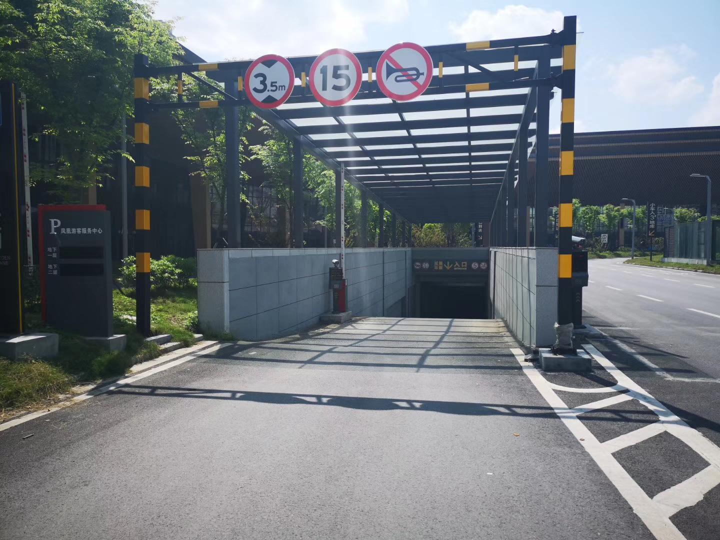 長沙雷隆智能科技有限公司_長沙車牌自動識別系統(tǒng)|長沙停車場管理系統(tǒng)|車牌識別系統(tǒng)|車牌識別一體機|人行通道閘|智能通道閘|停車收費系統(tǒng)|智能門禁系統(tǒng)